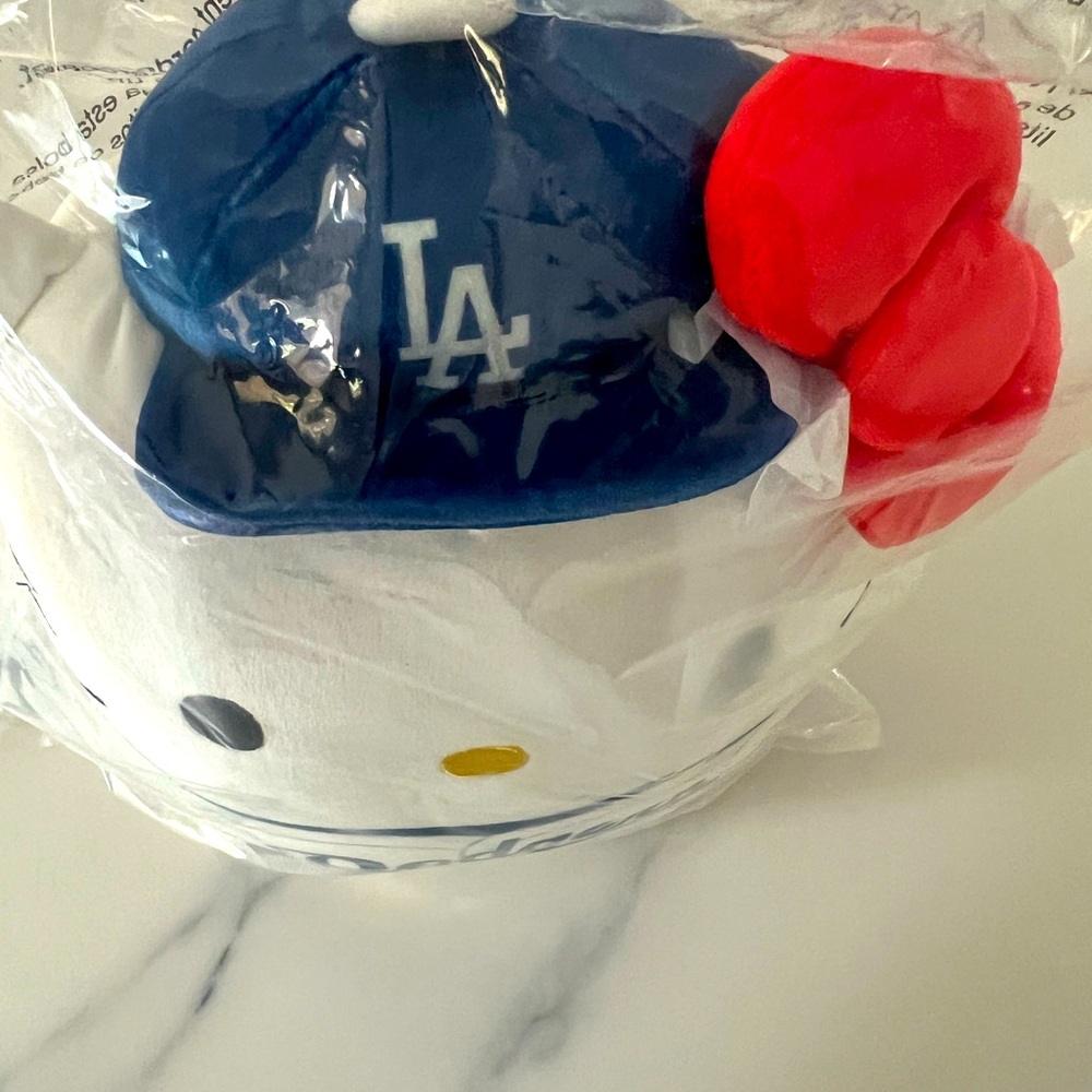 2025 Los Angeles Dodgers Hello Kitty Squish Plush 4/14/25 New Limited Edition - Picture 10 of 11